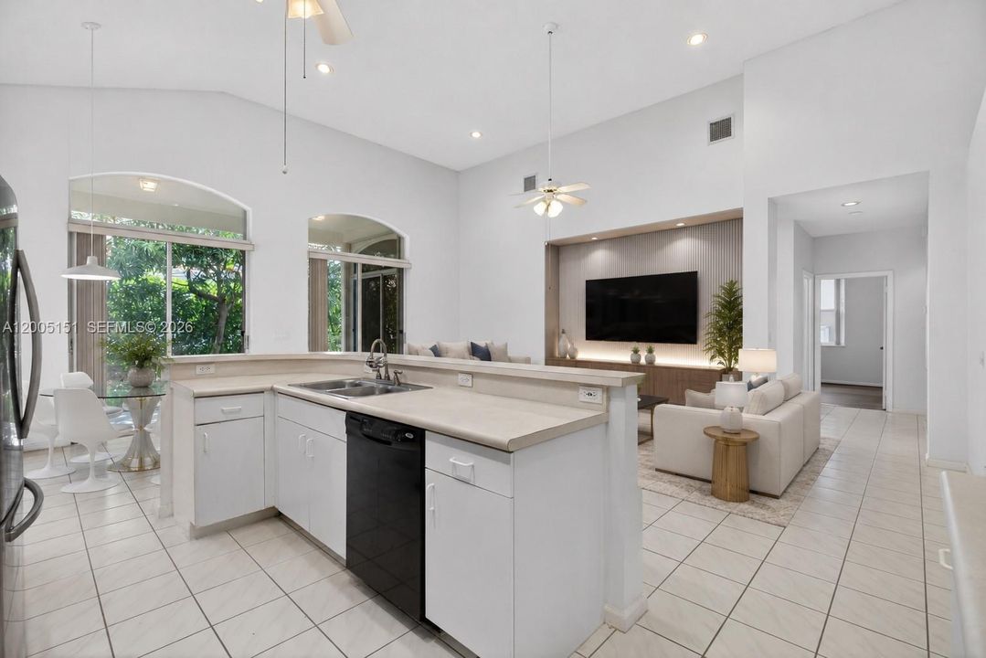 Activo con contrato: $699,000 (4 camas, 2 baños, 2157 Pies cuadrados)
