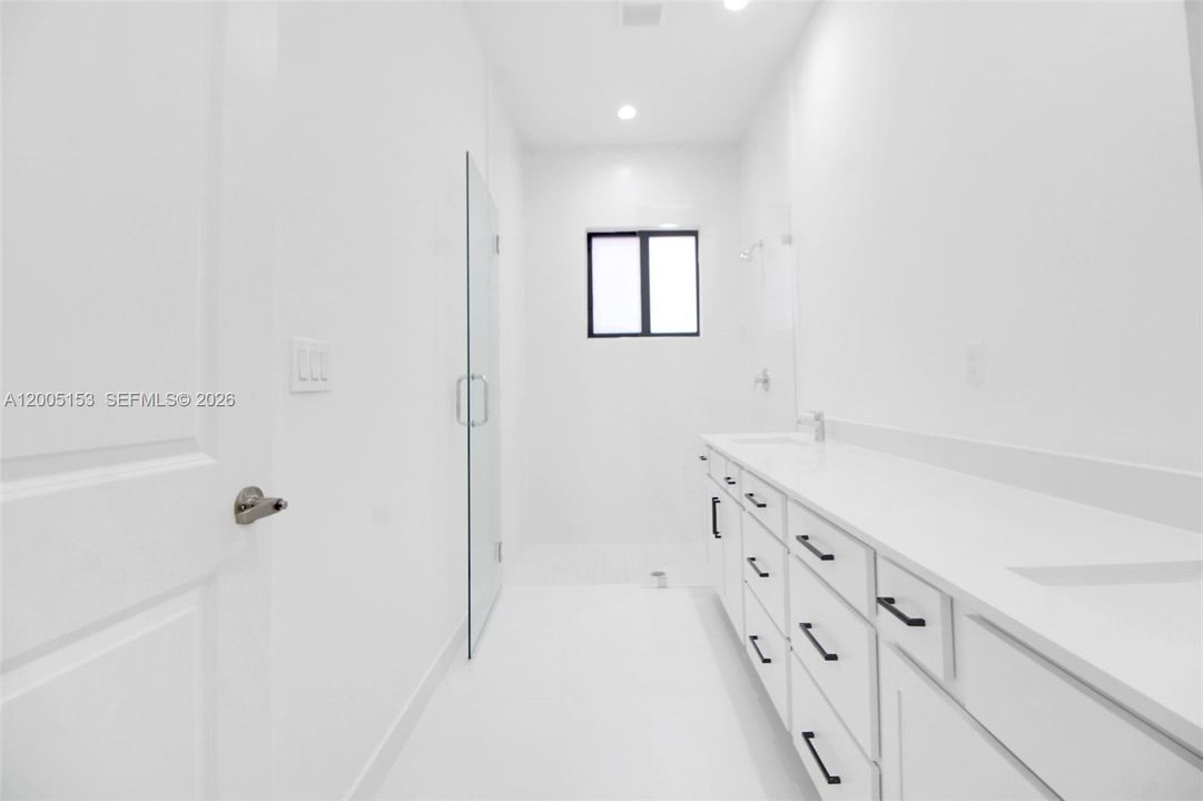 В аренду: $5,400 (5 спален, 4 ванн, 0 Квадратных фут)