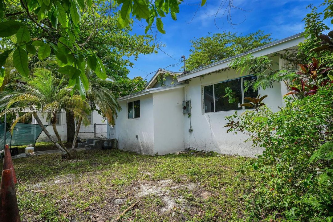 For Sale: $1,350,000 (2 beds, 1 baths, 1046 Square Feet)