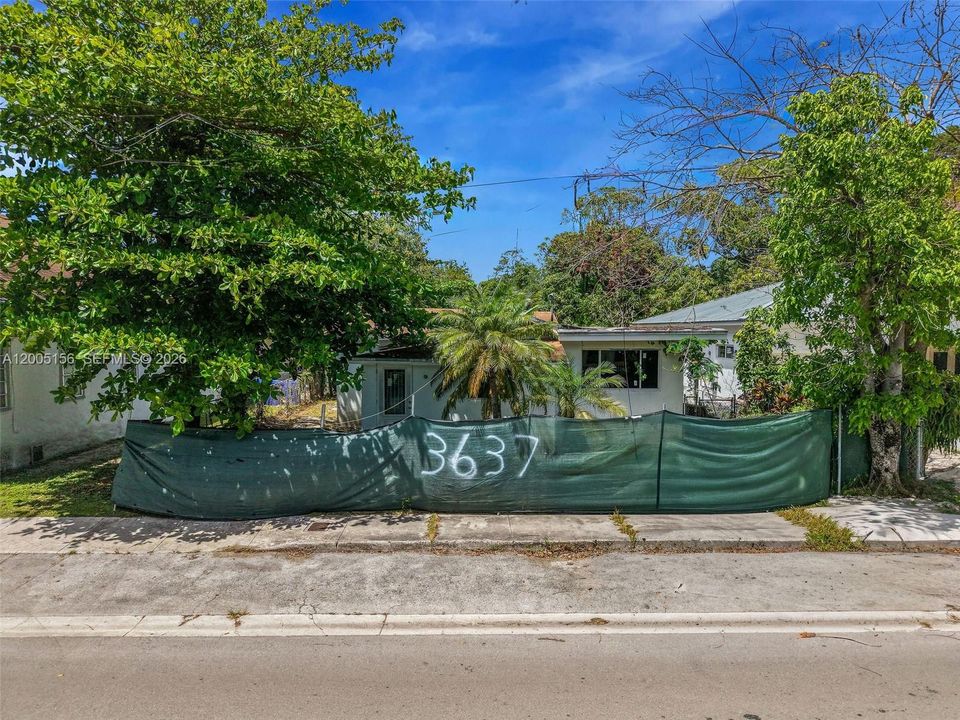 For Sale: $1,350,000 (2 beds, 1 baths, 1046 Square Feet)