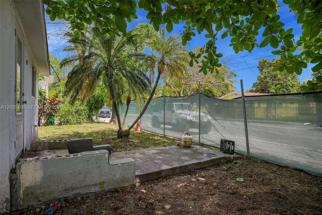 For Sale: $1,350,000 (2 beds, 1 baths, 1046 Square Feet)