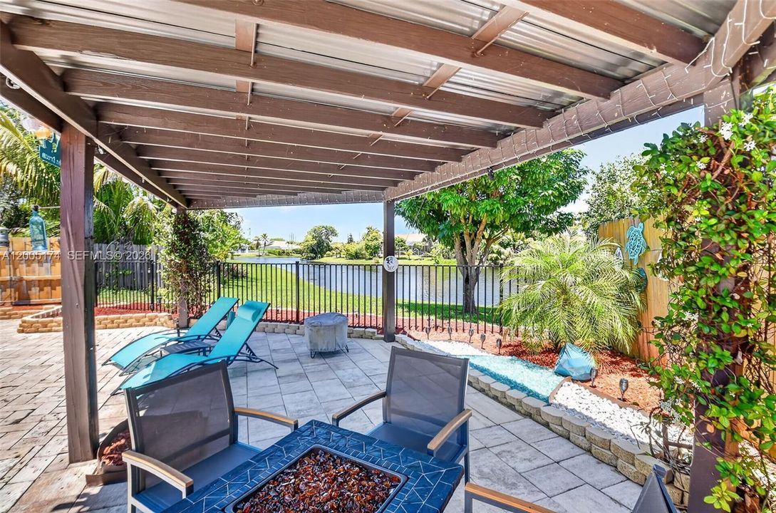 En Venta: $575,000 (3 camas, 2 baños, 1716 Pies cuadrados)