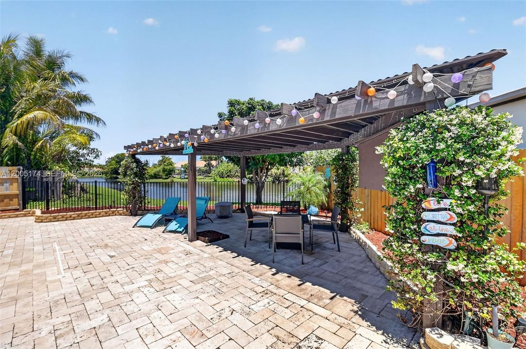 En Venta: $575,000 (3 camas, 2 baños, 1716 Pies cuadrados)