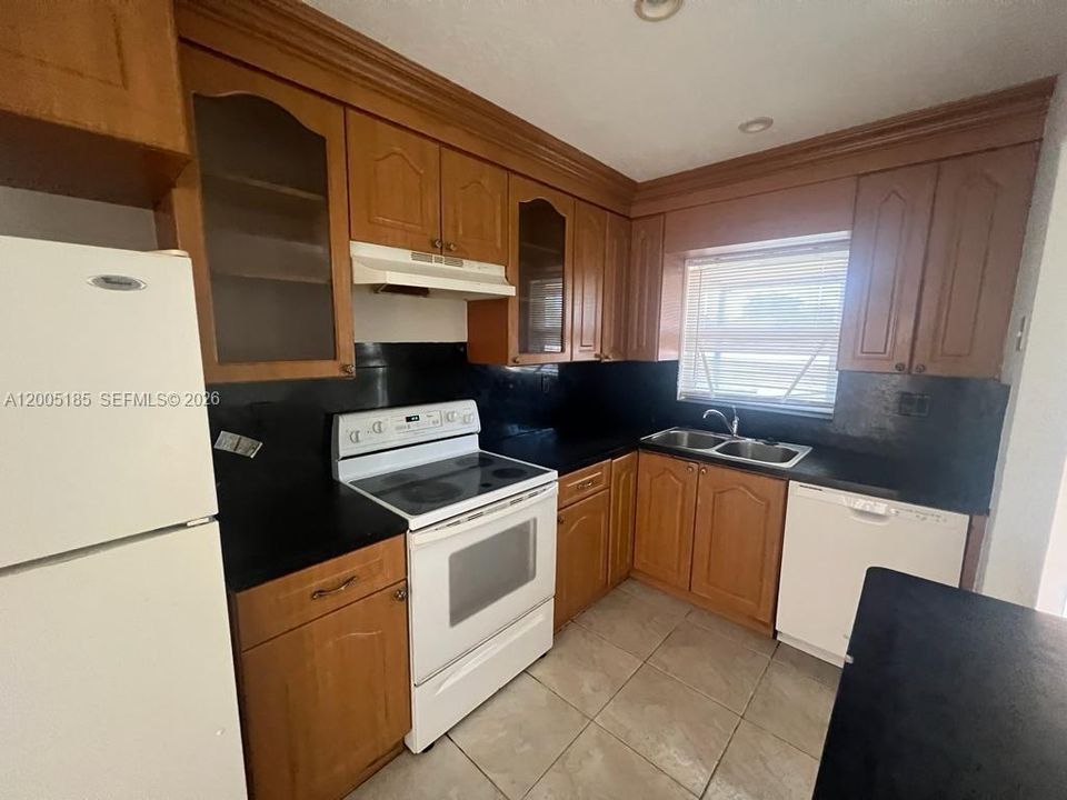 На продажу: $365,000 (4 спален, 1 ванн, 1360 Квадратных фут)