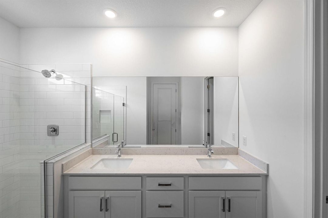 qmi_hs445_ownersuitebathroom_5of5_f1[1]