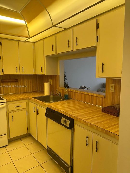 For Sale: $125,900 (1 beds, 1 baths, 773 Square Feet)