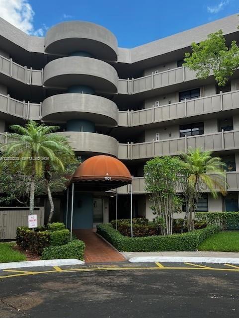 For Sale: $125,900 (1 beds, 1 baths, 773 Square Feet)