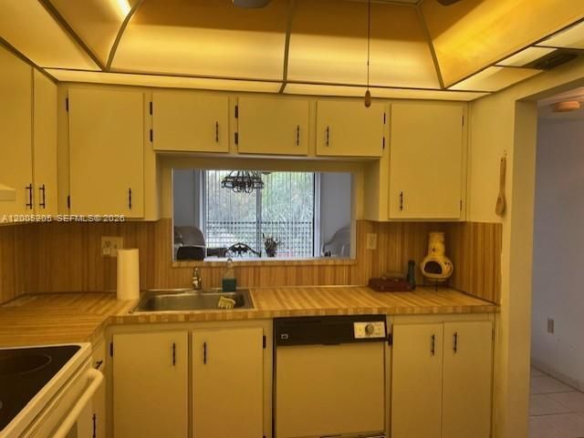 For Sale: $125,900 (1 beds, 1 baths, 773 Square Feet)