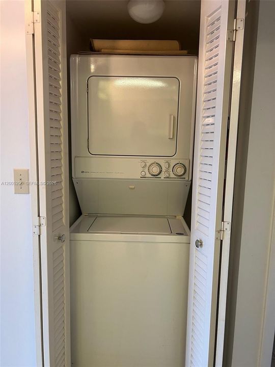 For Sale: $125,900 (1 beds, 1 baths, 773 Square Feet)