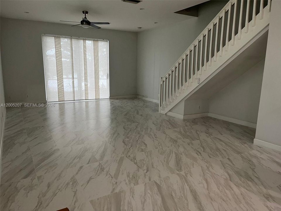 Activo con contrato: $3,700 (4 camas, 2 baños, 1843 Pies cuadrados)