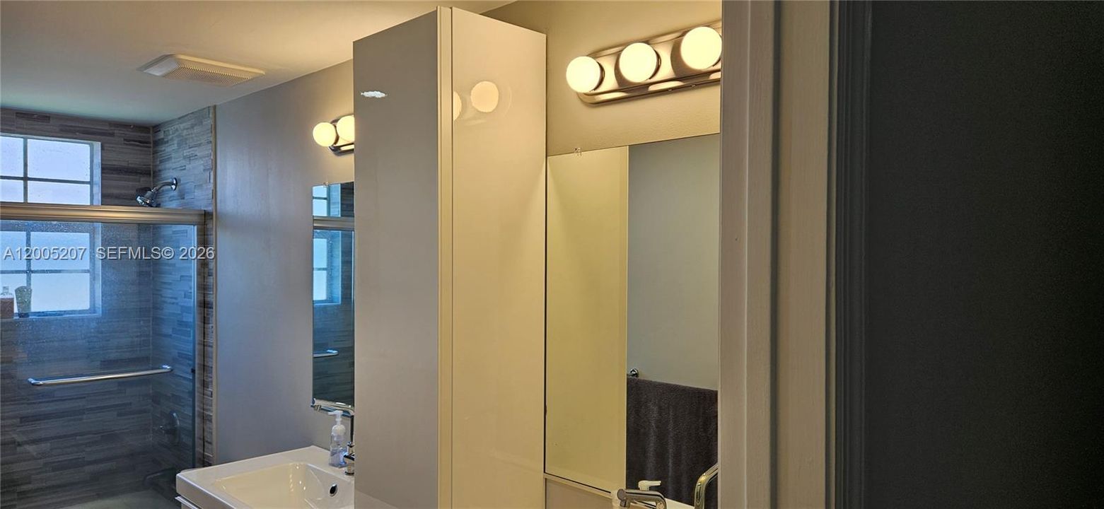 Activo con contrato: $3,700 (4 camas, 2 baños, 1843 Pies cuadrados)