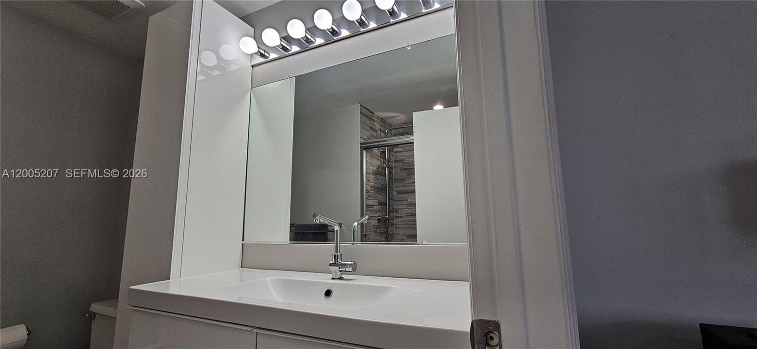 Activo con contrato: $3,700 (4 camas, 2 baños, 1843 Pies cuadrados)