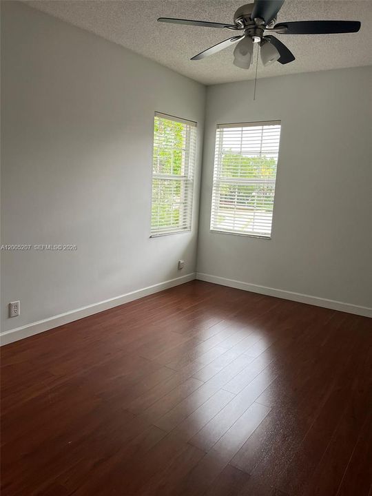 Activo con contrato: $3,700 (4 camas, 2 baños, 1843 Pies cuadrados)