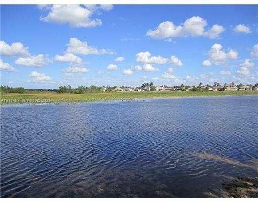 Activo con contrato: $3,700 (4 camas, 2 baños, 1843 Pies cuadrados)