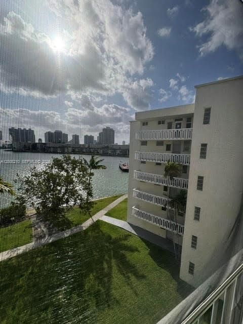 На продажу: $250,000 (2 спален, 2 ванн, 1083 Квадратных фут)
