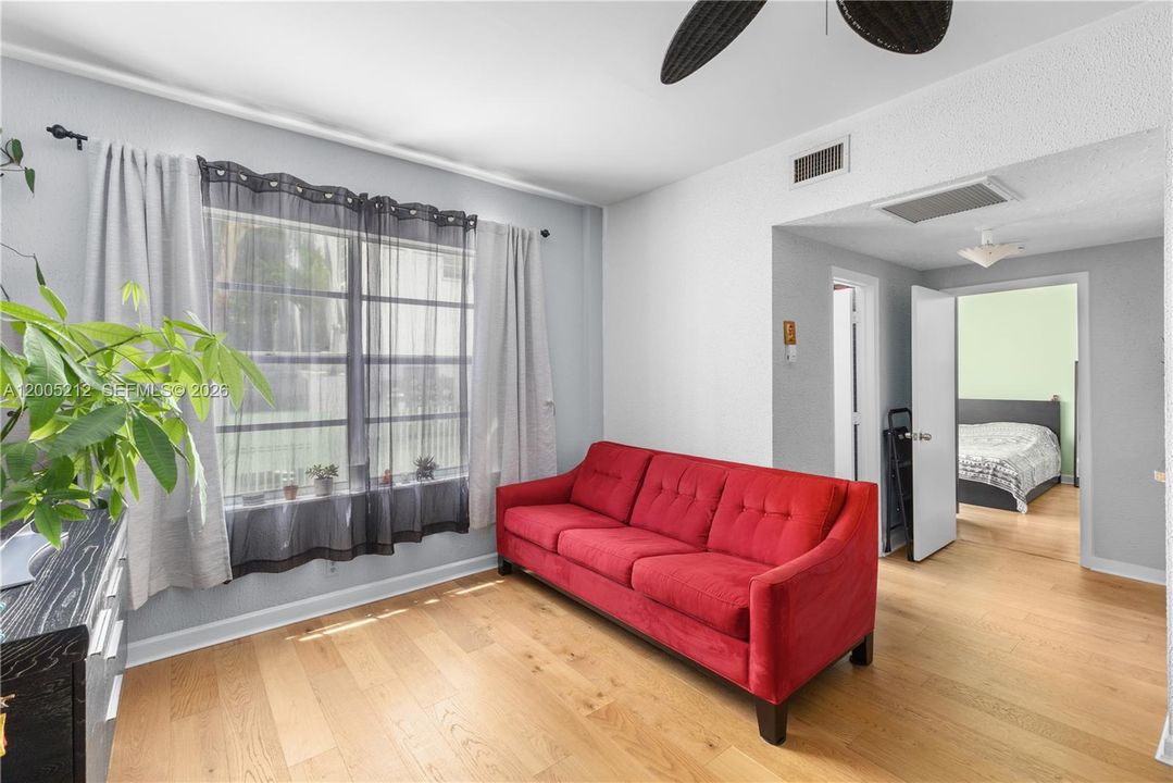 For Sale: $230,000 (1 beds, 1 baths, 520 Square Feet)