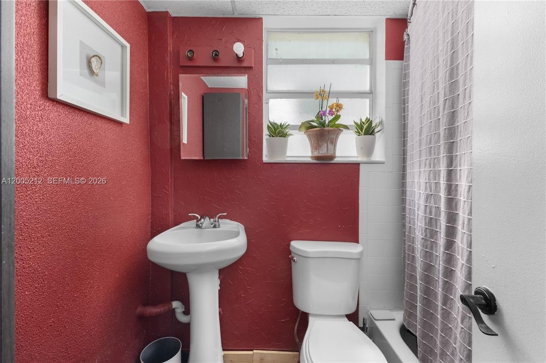 For Sale: $230,000 (1 beds, 1 baths, 520 Square Feet)
