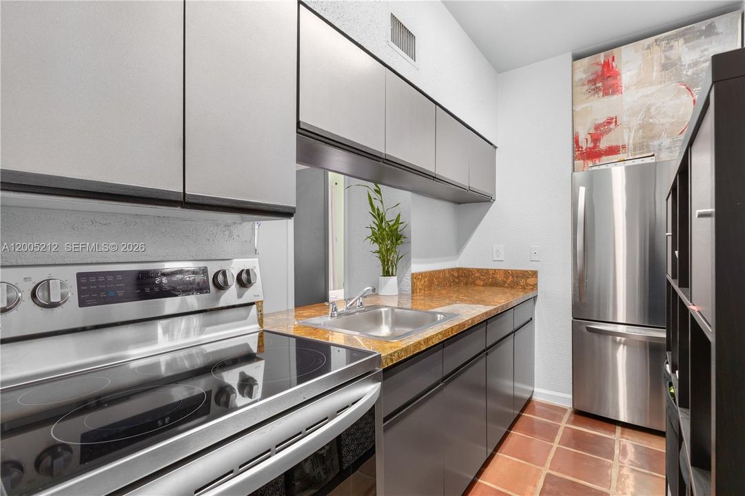 For Sale: $230,000 (1 beds, 1 baths, 520 Square Feet)