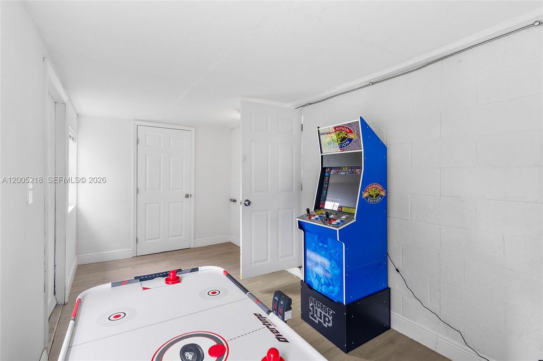 For Rent: $1,900 (3 beds, 1 baths, 1110 Square Feet)