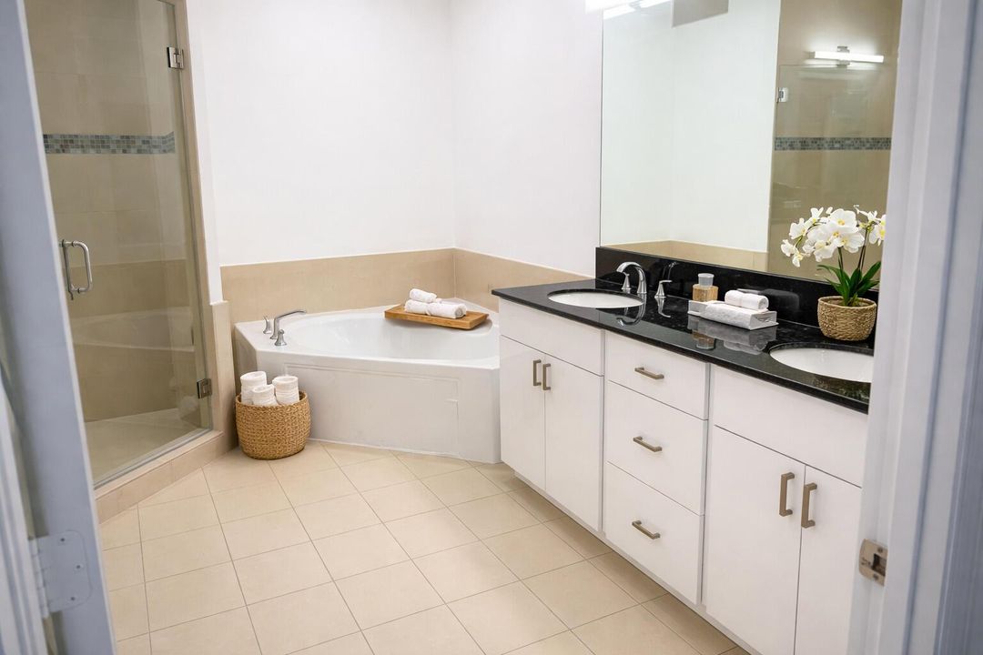 MASTER BATHROOM (E)
