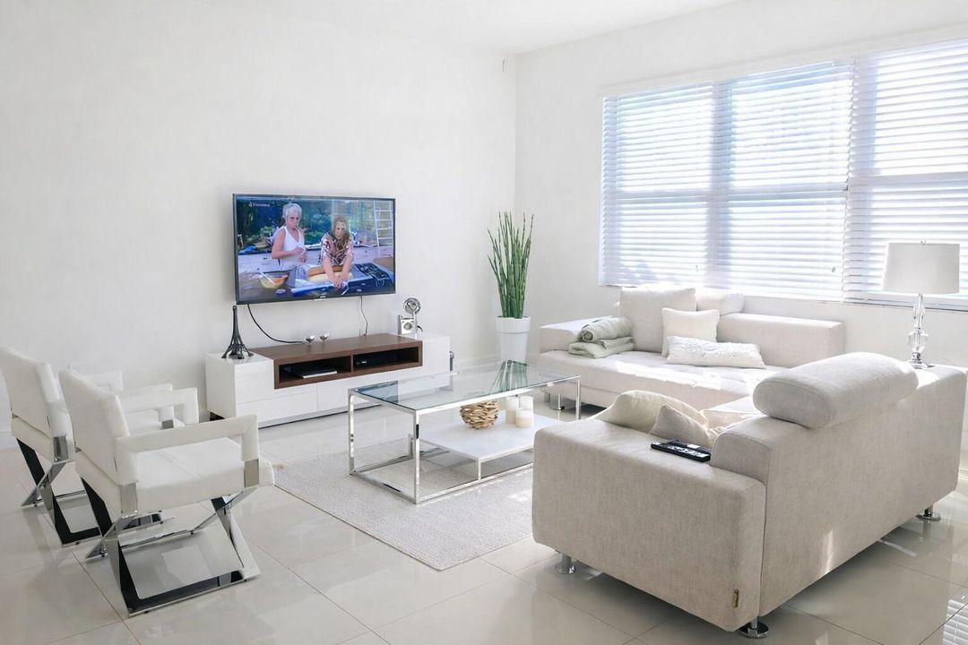 LIVING ROOM (E)