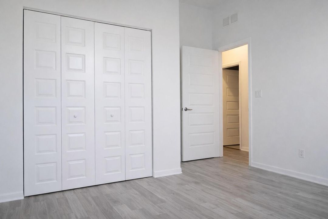 BEDROOM (E)