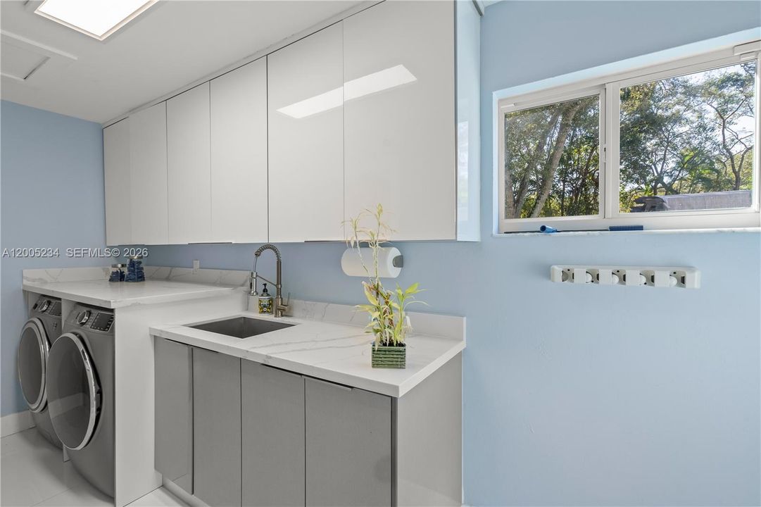 合同活跃: $1,750,000 (4 贝兹, 4 浴室, 3062 平方英尺)