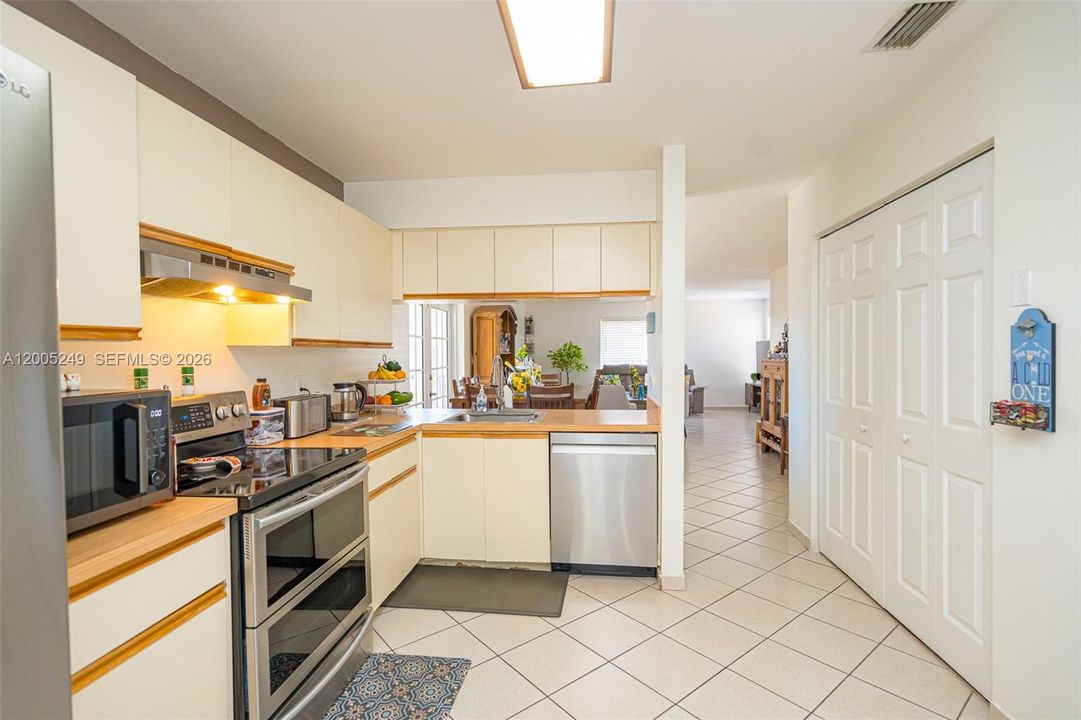 Active With Contract: $499,000 (3 beds, 2 baths, 1369 Square Feet)