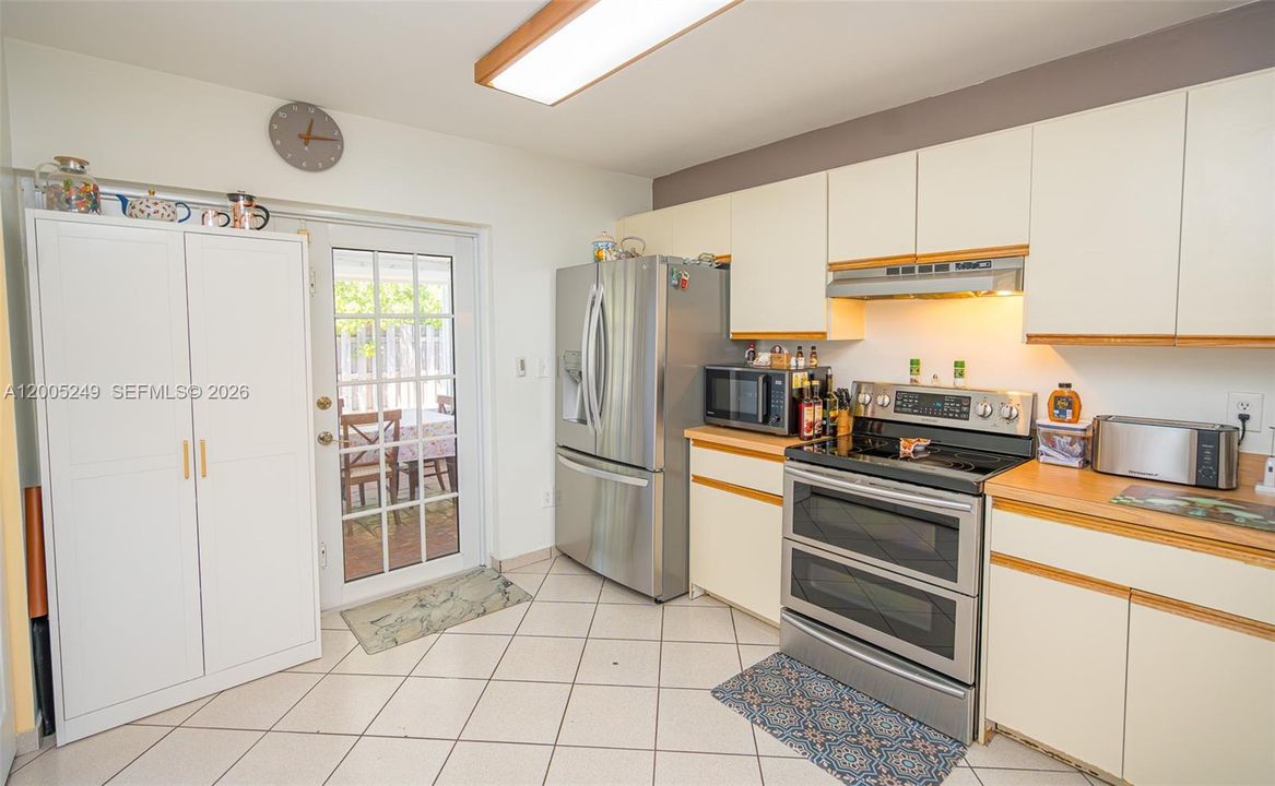 Active With Contract: $499,000 (3 beds, 2 baths, 1369 Square Feet)