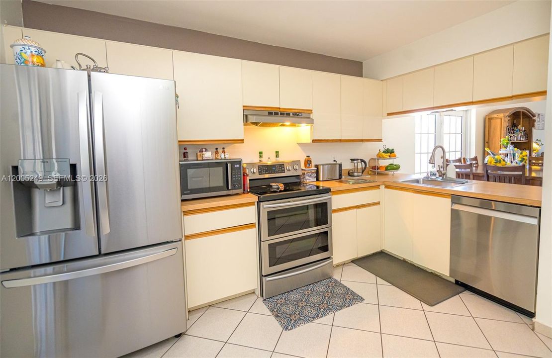 Active With Contract: $499,000 (3 beds, 2 baths, 1369 Square Feet)