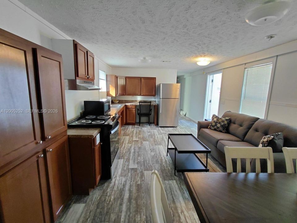 For Sale: $199,900 (3 beds, 2 baths, 952 Square Feet)