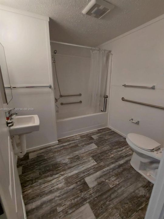 For Sale: $199,900 (3 beds, 2 baths, 952 Square Feet)