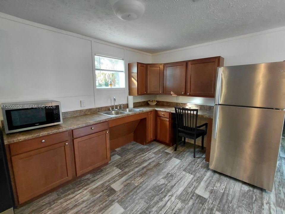 For Sale: $199,900 (3 beds, 2 baths, 952 Square Feet)