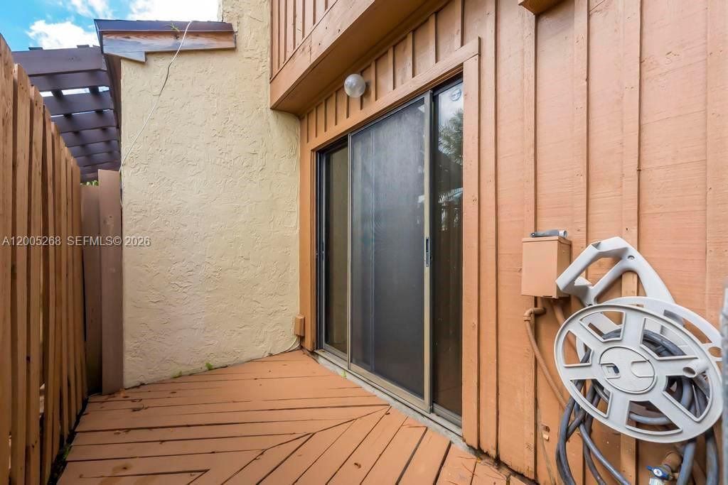 Activo con contrato: $415,000 (3 camas, 2 baños, 1705 Pies cuadrados)