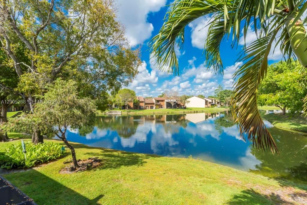 Activo con contrato: $415,000 (3 camas, 2 baños, 1705 Pies cuadrados)