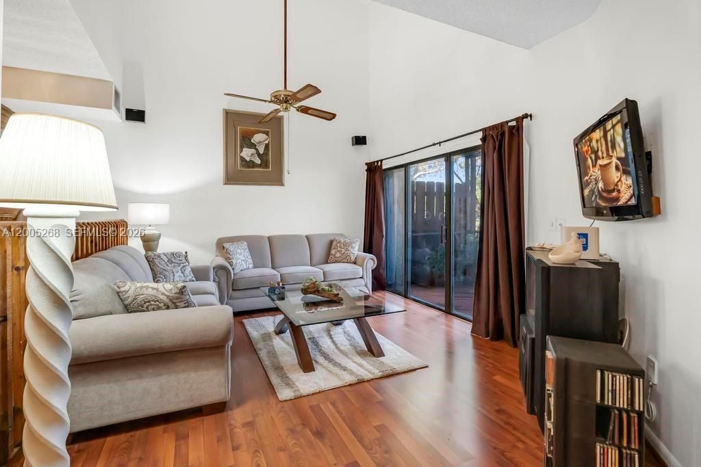 Activo con contrato: $415,000 (3 camas, 2 baños, 1705 Pies cuadrados)