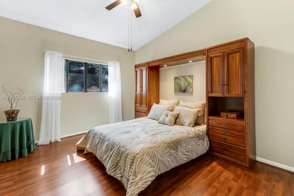Activo con contrato: $415,000 (3 camas, 2 baños, 1705 Pies cuadrados)