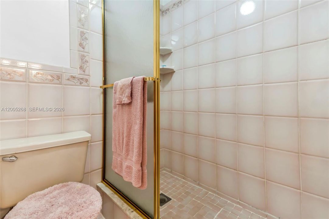 Activo con contrato: $415,000 (3 camas, 2 baños, 1705 Pies cuadrados)