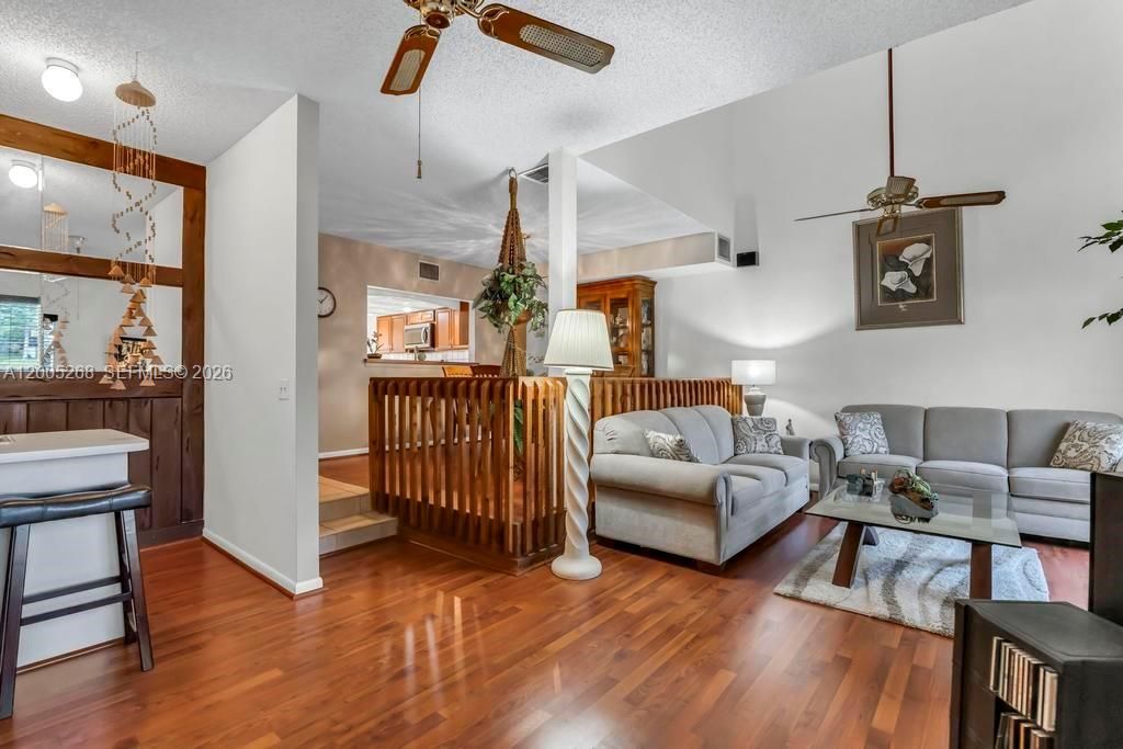 Activo con contrato: $415,000 (3 camas, 2 baños, 1705 Pies cuadrados)