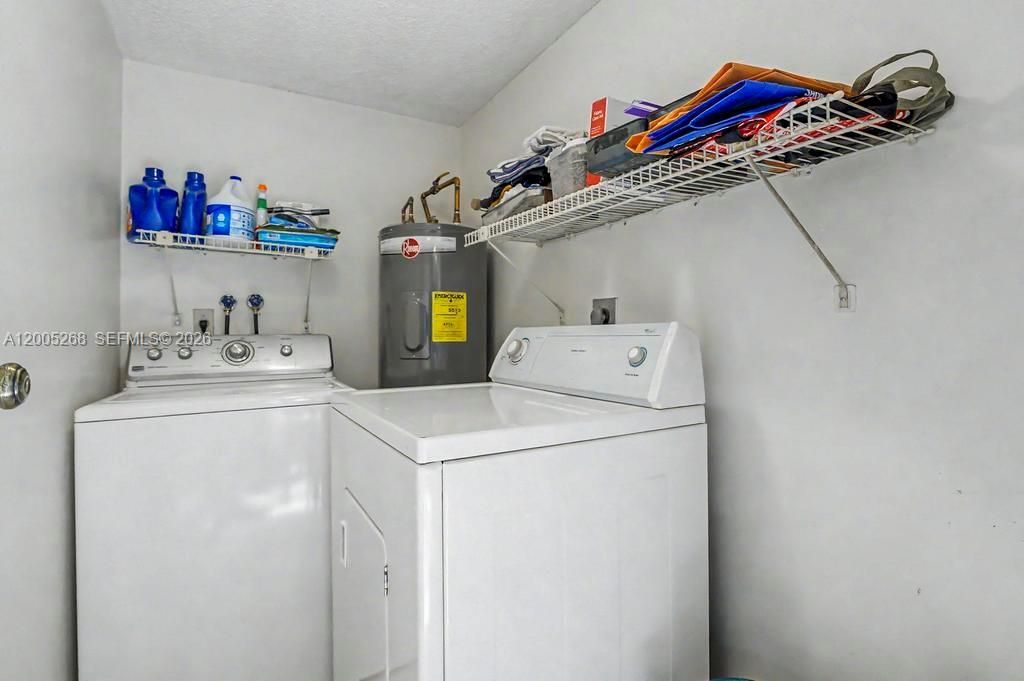 Activo con contrato: $415,000 (3 camas, 2 baños, 1705 Pies cuadrados)