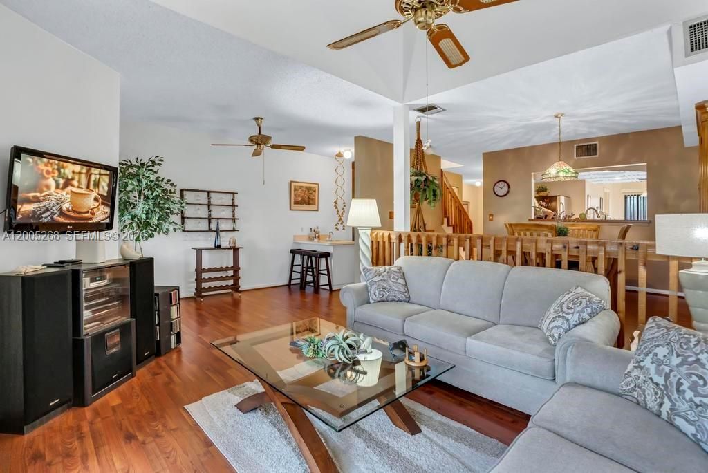 Activo con contrato: $415,000 (3 camas, 2 baños, 1705 Pies cuadrados)