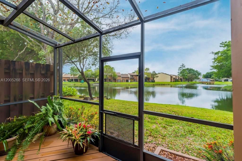 Activo con contrato: $415,000 (3 camas, 2 baños, 1705 Pies cuadrados)