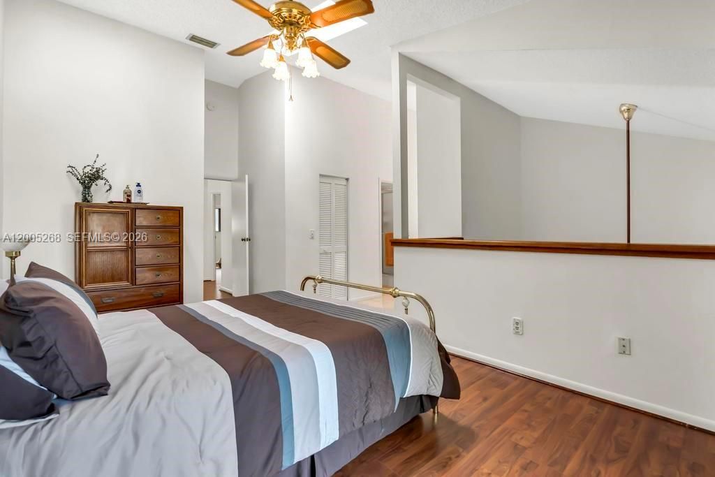 Activo con contrato: $415,000 (3 camas, 2 baños, 1705 Pies cuadrados)