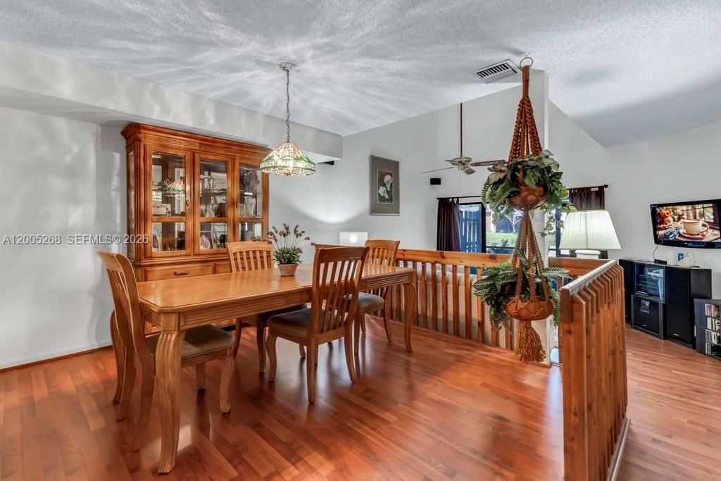 Activo con contrato: $415,000 (3 camas, 2 baños, 1705 Pies cuadrados)