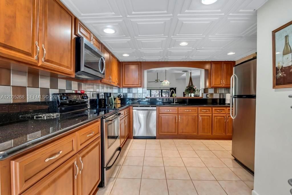 Activo con contrato: $415,000 (3 camas, 2 baños, 1705 Pies cuadrados)
