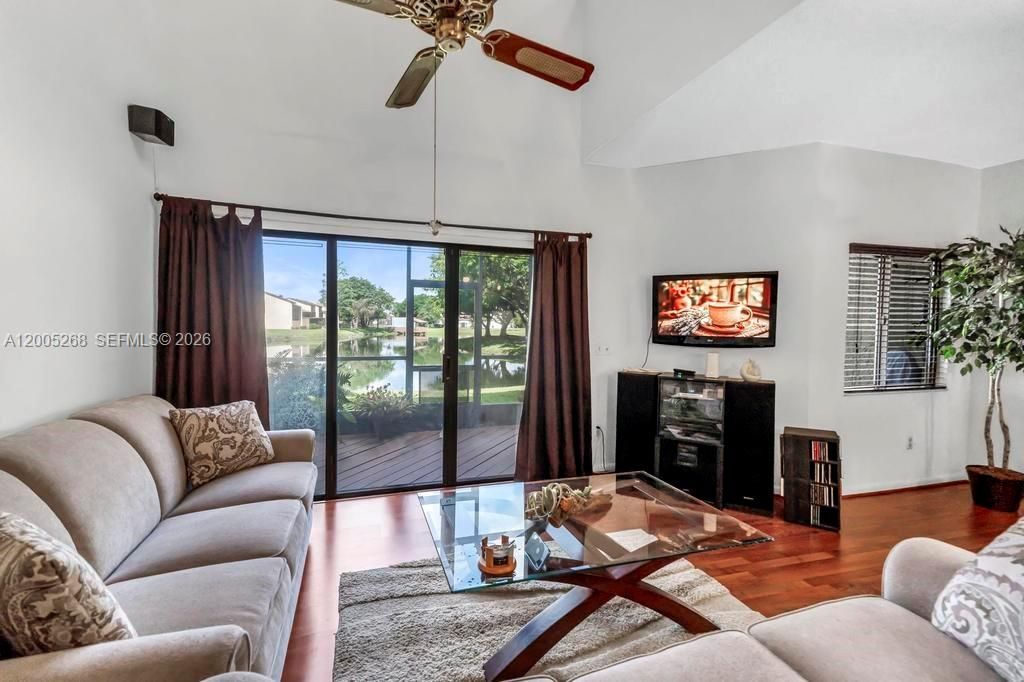 Activo con contrato: $415,000 (3 camas, 2 baños, 1705 Pies cuadrados)