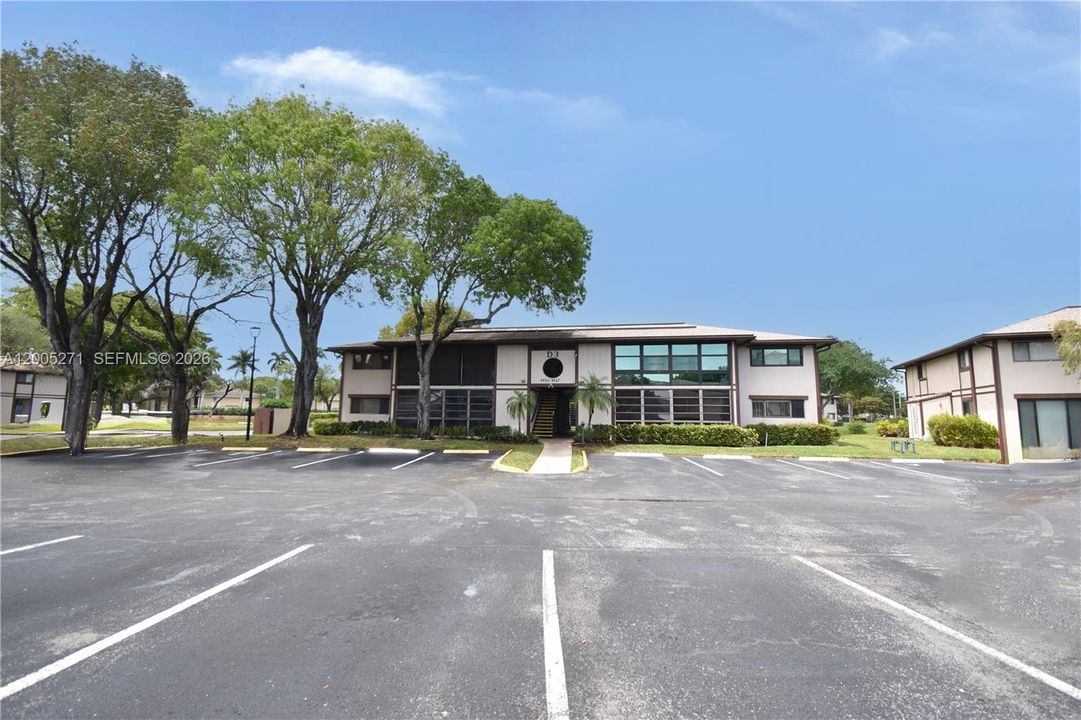 For Sale: $132,500 (2 beds, 2 baths, 827 Square Feet)