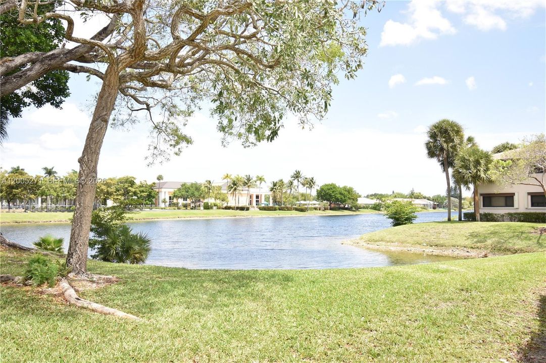 For Sale: $132,500 (2 beds, 2 baths, 827 Square Feet)