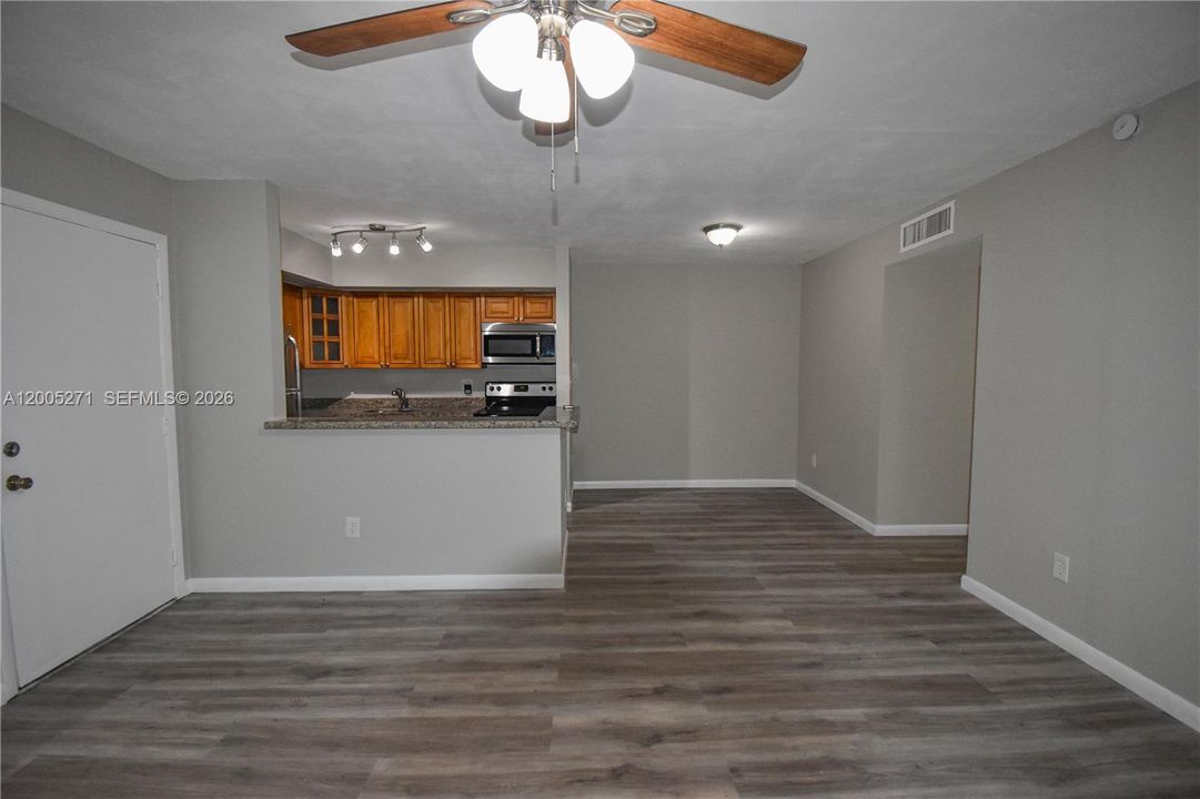 For Sale: $132,500 (2 beds, 2 baths, 827 Square Feet)