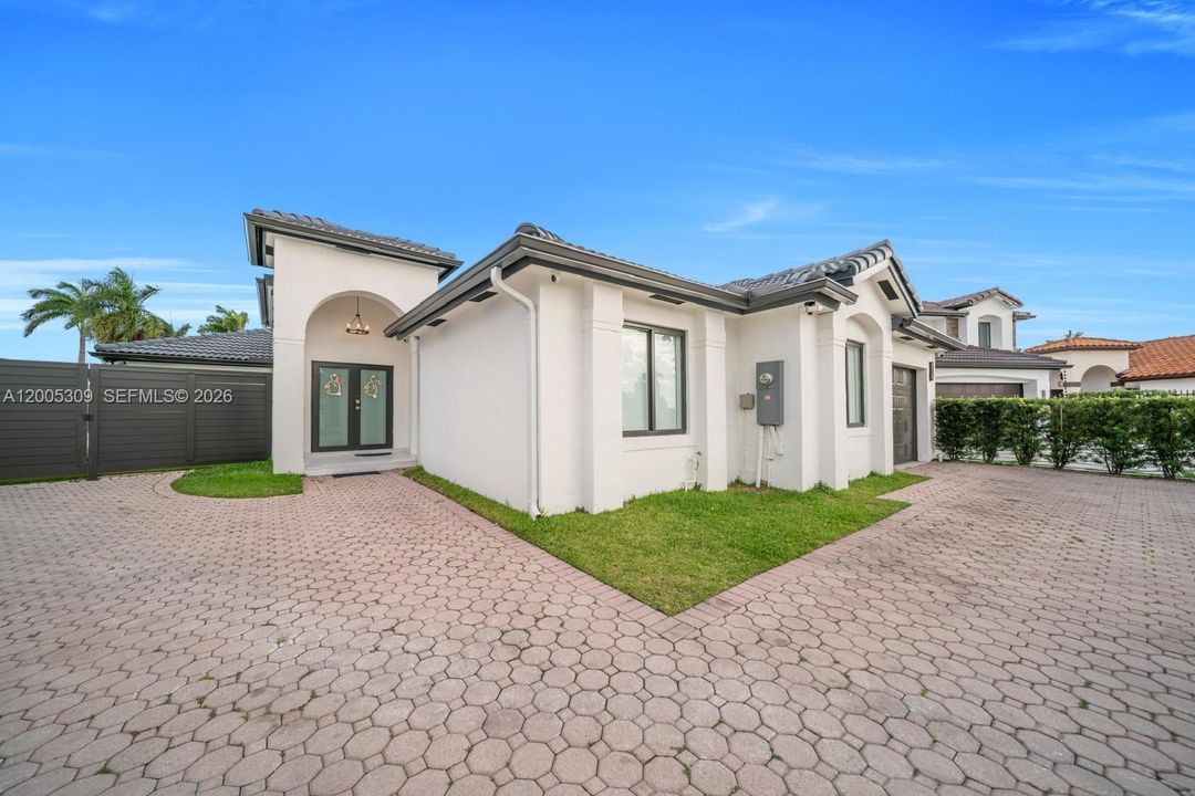 For Sale: $1,800,000 (3 beds, 2 baths, 2543 Square Feet)